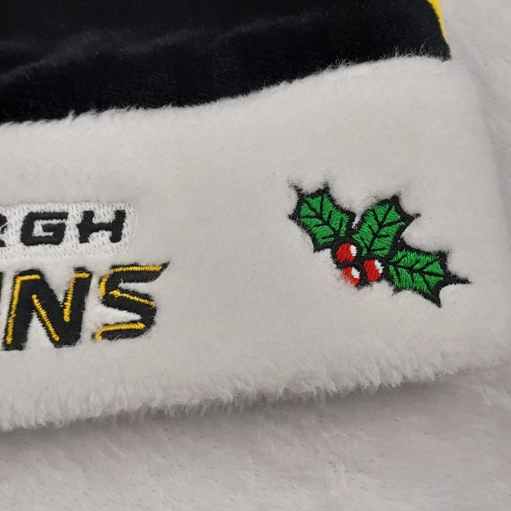 Pittsburgh‎ Penguins NHL Colorblock Santa Hat Forever Collectibles Logo Winter